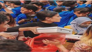 Bagi-bagi Nasi Kotak Ke Massa Aksi