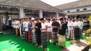 Ratusan Napi Sampai Siswa SD Lakukan Sholat Ghaib Untuk BJ Habibie