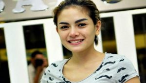 Nikita Mirzani; Antara Jilbab Atau Malah Terjerat?