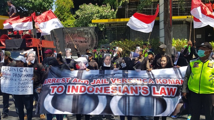 Ratusan massa dari Aliansi Pemuda Penegak Hak Asasi Manusia (APP HAM) mendatangi Konsulat Jenderal (Konjen) Australia di Surabaya untuk mendesak Veronica Koman dideportasi. (FOTO: TW/PR.ID)