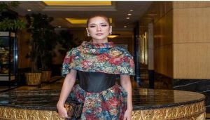 4 Selebriti Berikut ini Juga Merayakan Hari Batik Nasional; Nomer 1 Bak Ratu Elizabet