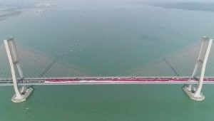 Eksotis! Parade Merah Putih Warnai Jembatan Suramadu di Hari Pelantikan Presiden