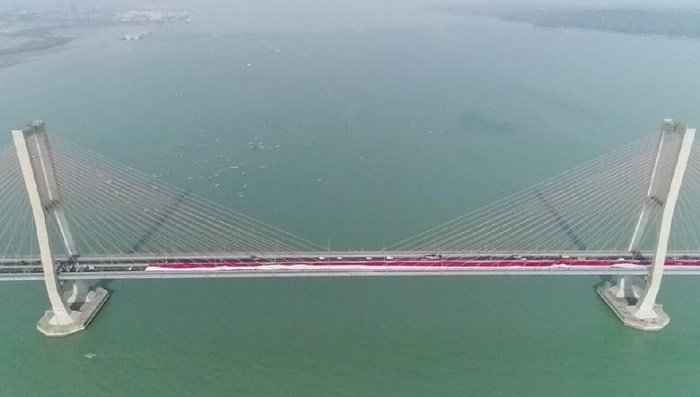 Bendera Merah Puti warnai Suramadu (foto: detik)