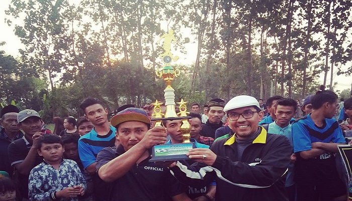 Habaib Mahdi Memberikan Piagam (foto: pilihanrakyat)