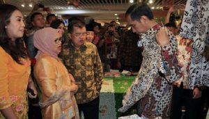 Hadiri Peringatan Hari Batik di Solo, Jokowi Ikut Membatik