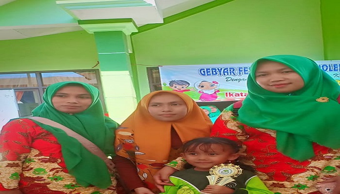 Maria Ulfa Mendampingi Anak Didiknya (foto: pilihanrakyat)