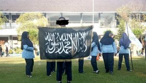 Viral!!! Murid SMK di Sragen Bentangkan Bendera HTI
