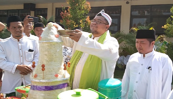 Pemotongan Tumpeng Oleh Kiai Tauhid di HSN ke Empat (foto: pilihanrakyat)