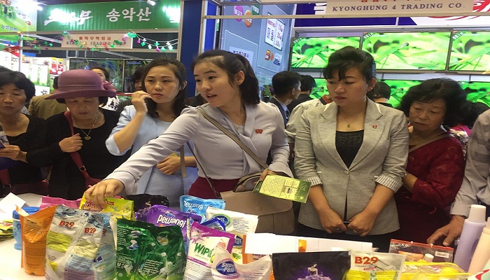 Pengunjung Di Stand Indonesia (foto: dok. KBRI di Korut)