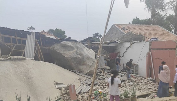 Rumah Warga Purwakarta Dihujani Batu (foto: detik.com)