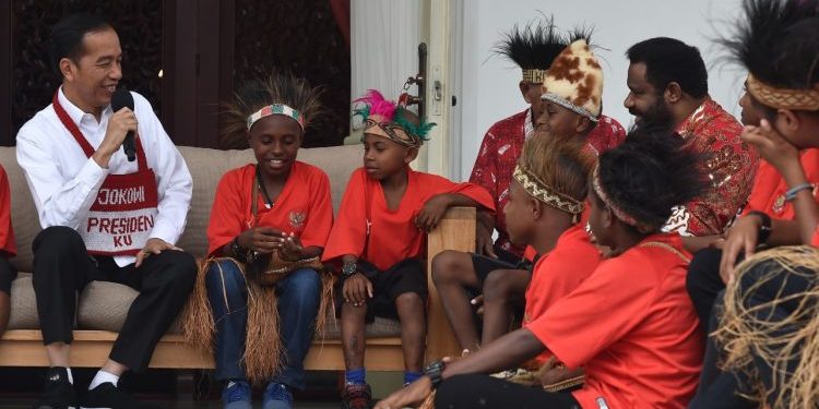 Jokowi Menepati Janji Untuk Mengajak Anak-Anak Papua Ke Istana, Jokowi; Saya Terus Melayani Kemauan Anak Papua, (Foto: Surabayainsident.com)