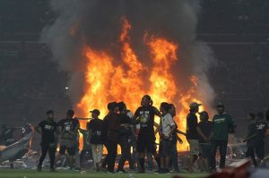 Laga Persebaya vs PSS Sleman Berakhir Ricuh, Ini Respon Walikota Risma