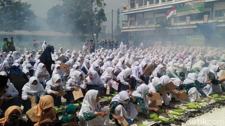 Raih Rekor Muri, Ponpes Al Fatimiyah Lamongan Bakar 4.444 Terong dan Liwetan Akbar, (Foto: Detik.News)