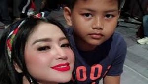 Setelah Betran, Kini Giliran Dewi Persik yang Umbar Kemesraan Dengan Anakanya