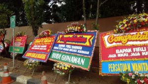 Sambut Firli dkk, Karangan Bunga dari RW sampai Akpol Penuhi Halaman KPK