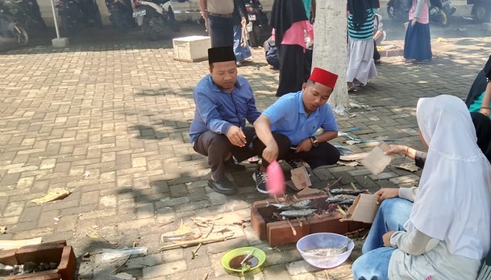 Kepala SMA UB didampingi Kepala Asas Mualimat (foto: pilihanrakyat.id)