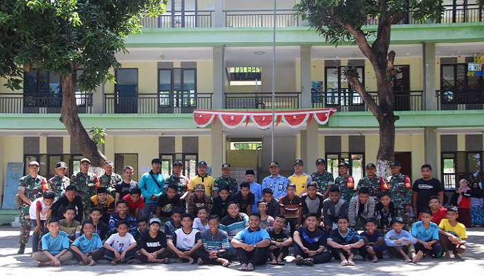 Siswa SMP dan SMA Foto Bersama Dengan Koramil, Polsek dan Pak Camat (foto: pilihanakyat.id)