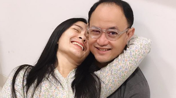Suami Dikabarkan Selingkuh Dengan Pramugari, Iis Dahlia Mengamuk, (Foto: Istimewa)