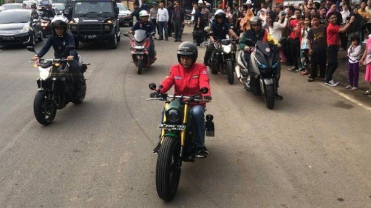 Jokowi Tidak Menyalakan Lampu Motor, Eliadi-Ruben; Ngabalin Itu Tidak Ngerti Ya?, (Foto: Istimewa)
