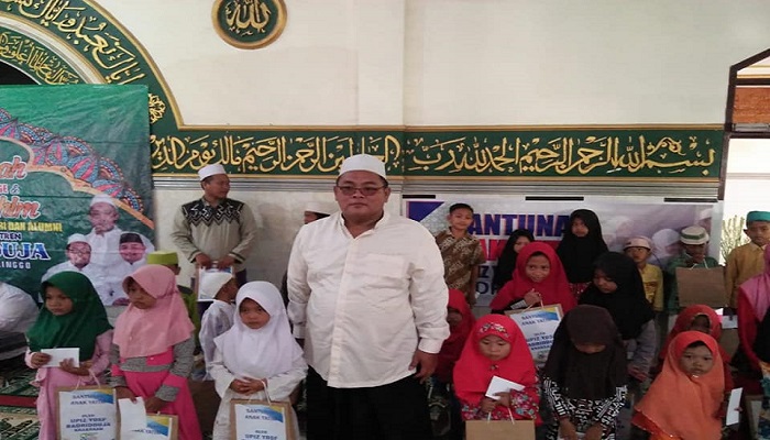 Kiai Muzayyan (Almarhum) Saat Memberikan Santunan (foto: ist)