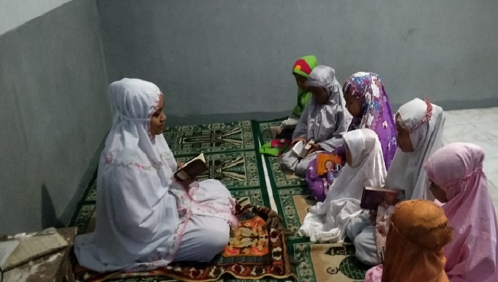 Reza Umami saat membina sebagian anak didiknya menghafal Al-Qur'an (foto: pilihanrakyat.id)
