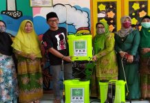 Anisah Syakur Bagi-bagi APD (foto: pilihanrakyat.id)