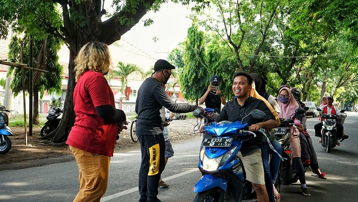 vBos Syarif  dan Gus Hafidz Bagikan Masker (foto; pilihanrakyat.id)