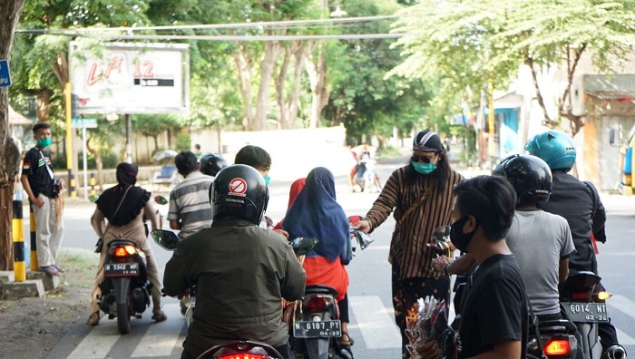 Gus Sajjad Membagikan Masker (foto: pilihanrakyat.id)