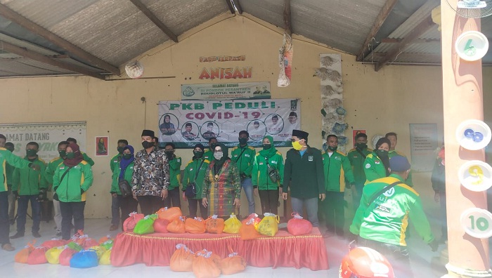 Keluaraga Anisah Membagikan Semabako (foto: pilihanrakyat.id)