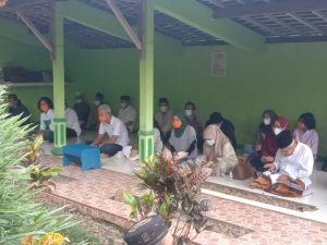 Nyekar Ke Makam Leluhur, Ganjar Ingatkan Putra Sematawayangnya Dari Mana Dia Berasal