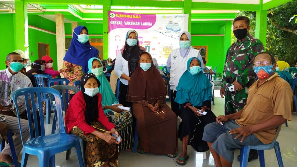 Bersama Puskesmas Malo, Pemdes Tanggir gelar vaksinasi massal untuk lansia.