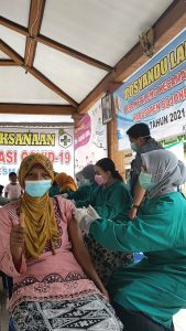 Gandeng Pemdes Ketileng, Puskesmas Malo gelar vaksinasi tahap pertama.