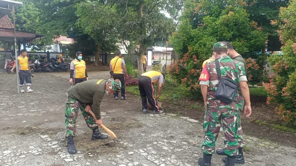Laksanakan Kerja Bakti, Kapolsek Kembaran: Ini Wujud Untuk Memelihara Mempererat Sinergitas