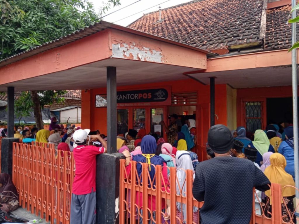 Penyaluran Bantuan BPNT di Bluto Tidak Patuhi Prokes, Alamsyah; Kami Harus Antri Dari Pagi dan Berdesak-derdesakan