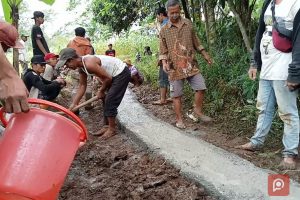 Gus Fatih Bantu Masyarakat Dusun Jombo Wedusan Bangun Jalan; Tidak Ada Bantuan Dari Desa