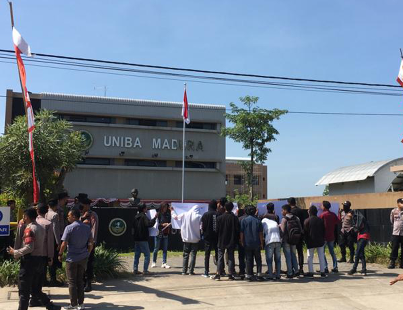 Puluhan Mahasiswa BPB Lakukan Demo di Depan Kampus UNIBA Sumenep; Kritisi Sistem Kampus yang Amburadul