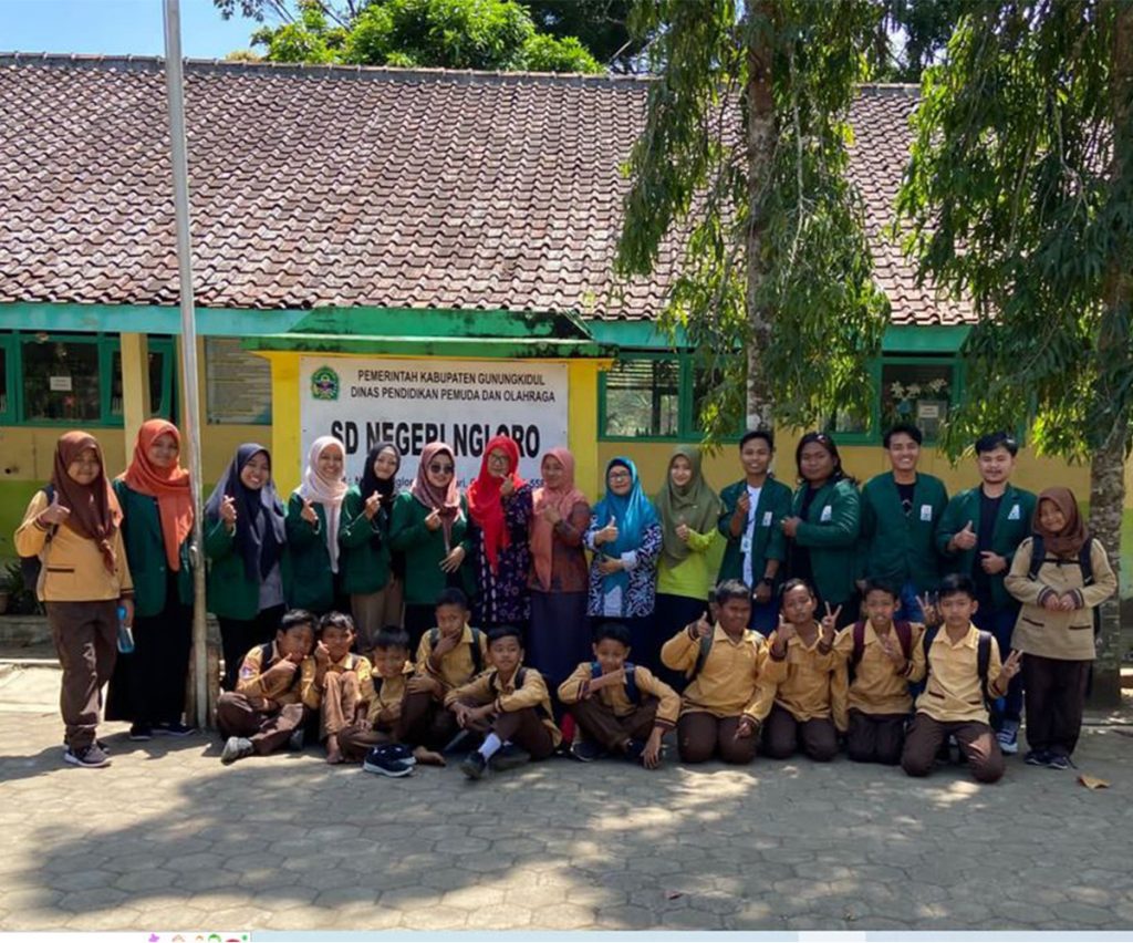 Dukung Literasi Desa, Kelompok 77 KKN UIN SUKA Donasikan Puluhan Buku di SDN Ngloro