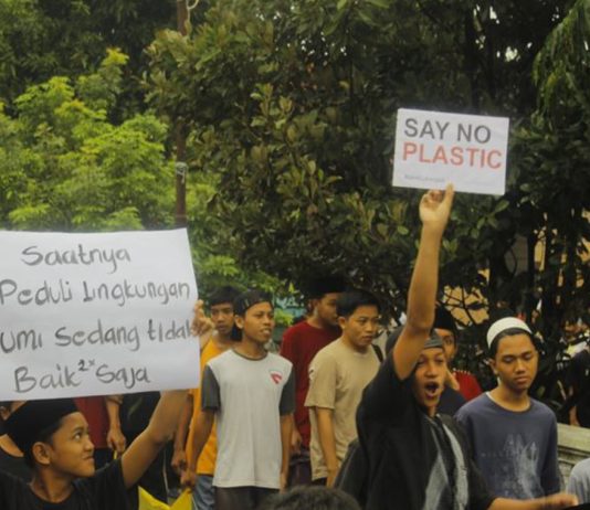 Puluhan Santri Annuqayah Aksi Tolak Sampah Plastik