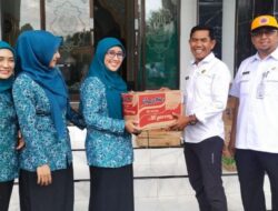 Kunjungi Dapur Umum, Ning Marisa dan Ning Hani Serahkan Bantuan dan Tinjau Dampak Banjir Krejengan