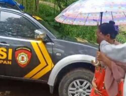 Polisi Probolinggo Bantu Ibu Pasca Melahirkan Menuju Rumahnya yang Lewati Jalan Terjal 