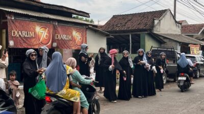 Ibu Arisan Barokah Bagikan Takjil Dengan Tren Yalil-Yalil