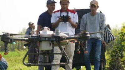 Tanggap Bencana, Mas Dhito Turun Langsung Tangani Lahan Pertanian Terendam Banjir di Purwoasri