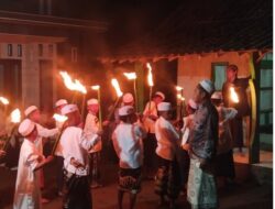 Kirab Perdana 1 Muharram di Watupanjang, Madin Darul Ibad Gaungkan Sholawat Burdah