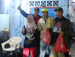 Tinjau Lokasi Banjir di Jaktim, Politisi PKB Bagikan Nasi Bungkus dan Sembako langsung ke Warga