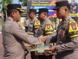 Tiga Anggota Bhabinkamtibmas Berprestasi Diberi Penghargaan Oleh Kapolres Probolinggo 