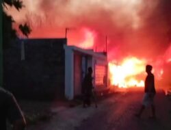 Si Jago Merah Lahap Rumah dan Toko di Muneng, Warga Panik