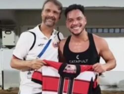 Pelatih Persija Jakarta Dapat Dua Jersey dari Mantan Anak Didik di Madura United