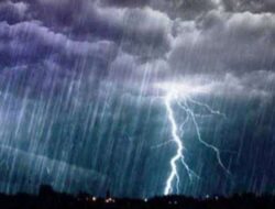 Hujan Lebat Disertai Petir Mengguyur Jawa Timur, BMKG: Waspada Potensi Banjir dan Pohon Tumbang