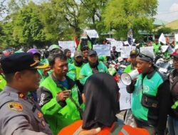 Ratusan Ojol Demo di Pasuruan, Protes BBM Campur Etanol yang Bikin Motor Mbrebet