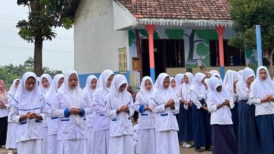 SMK Kesehatan Sunan Kalijaga Pelopori Upacara Hari Pahlawan di Banyuanyar Tengah